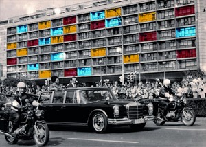 Artikelbild: Sanja Iveković  thematisiert den Zusammenhang zwischen Macht und 
Ideologie stets kritisch, aber auch ironisch: "Novi Zagreb (Menschen 
hinter den Fenstern)"  von 1979/2011.  - Foto: Galerie Martin Janda