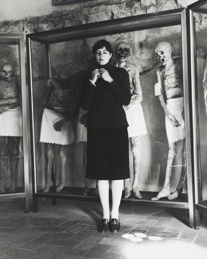 Artikelbild: Friedl Kubelka im Jahr 1975. Das Lentos zeigt die außergewöhnliche Arbeit der Fotografin und Filmerin bis 10. Juli. - Foto: Maria Ziegelböck