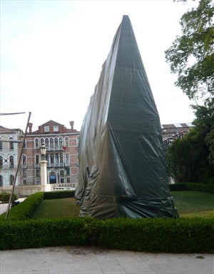 Artikelbild: Erwin Wurm wird sein Elternhaus im Garten des Palazzo Franchetti enthüllen - Foto: Valerie Messini 