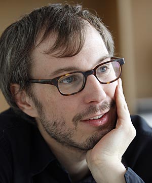 Foto: Valerie Messini Artikelbild: Markus Schinwald, unser Mann auf der Biennale. - Foto: Valerie Messini