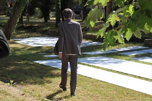 Artikelbild: Biennale von Venedig: Noch liegen Aluminiumplatten auf der Wiese vor dem
 
österreichischen Pavillon, den Markus Schinwald in ein Labyrinth 
verwandeln 
wird. - Foto: Valerie Messini 