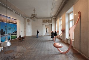 Artikelbild: "Trying to look good limits my life" verschriftlichte Stefan Sagmeister 
eine Erkenntnis (links). Das gute Aussehen des Saals (mit Arbeiten von 
Franz Graf und Manfred Wakolbinger) bedürfte etwas Farbe. - Foto: Mak