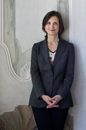 Artikelbild: Bice Curiger: Autorin, Chefredakteurin, international tätige 
Ausstellungsmacherin, Kulturwissenschafterin, Museumskuratorin. An der 
Kunstbiennale von Venedig schätzt deren Direktorin auch die Besonderheit
 der Länderpavillons. - Foto: Francesco Galli / Biennale di Venezia