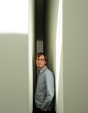 Artikelbild: Markus Schinwald braucht sich nicht zu verstecken: Sein Biennale-Beitrag
 ist perfekt durchkomponiert. - Foto: AnnABlaU