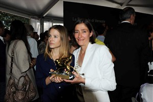 Artikelbild: Kuratorin Susanne Gaensheimer (re.) und Schlingensiefs Witwe Aino 
Laberenz (li.) mit dem Goldenen Löwen für den besten Pavillon bei der 
Biennale von Venedig.  - Foto: Anna Blau