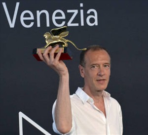 Artikelbild: "Bester Künstler" Christian Marclay mit dem Goldenen Löwen.  - Foto: EPA/ANDREA MEROLA