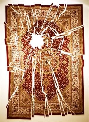 Artikelbild: Der Teppich des bulgarischen Künstlers Pravdoliub Ivanov symbolisiert 
seinen Blick auf die Gegenwart: "Ornaments of Endurance", 2011 - Foto: Galerie Krinzinger