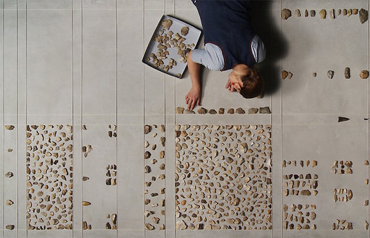 Video „Anna Schwinger: Installation von Artefakten der Repolusthöhle“ von Sharon Lockhart (2011) Video „Anna Schwinger: Installation von Artefakten der Repolusthöhle“ von Sharon Lockhart (2011)