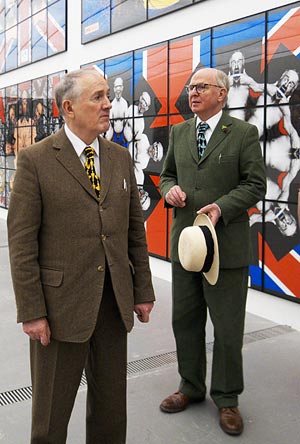 Foto: Foto: A. Glandien Artikelbild: Gilbert & George, stets elegant gekleidet, vor ihren Werken im
Kunstmuseum Lentos in Linz. - Foto: Foto: A. Glandien