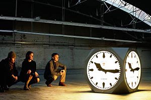 Foto: www.winkelmann.at Artikelbild: Markus Pernhaupt, Dagmar Moser und Christof Stein vom Geschäft "lichterloh" und eine ihrer Würfeluhren, mit der sich nun auch zwölf Künstler auseinandersetzten. - Foto: www.winkelmann.at