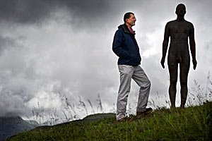 Foto: APA/EPA/ENNIO LEANZA Artikelbild: Antony Gormley und einer seiner Abgüsse - Foto: APA/EPA/ENNIO LEANZA