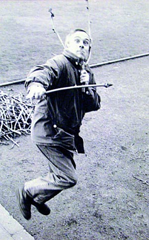Foto: Galerie Mezzanin Artikelbild: Künstler, Arzt und Zen-Anhänger: Andrei Gheorghius Performance "Der
Hirsch", 1994. - Foto: Galerie Mezzanin