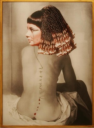 Artikelbild: Francesco Vezzoli macht den Starkult und seine Klischees zum Thema: 
Neben 
einem mit Glitzersteinchen verkitschten Dalí-Porträt rückt er auch Liz 
Taylor 
als Cleopatra zu Leibe.  - Foto: VBK, Wien, 2011 