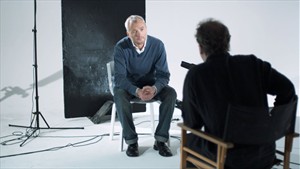 Artikelbild: In "Tears of the eyewitness" (2009) inszeniert Sven Johne eine Situation
 vor einer TV-History-Show: Die Gemachtheit von Geschichte ist 
allerdings für den Künstler nicht Fiktion, sondern Fakt.  - Foto: Sven Johne 