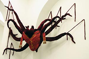 Artikelbild: Gudrun Kampls "Spinne" im Messgewand lauert auf Besucher in der Galerie 
im 
Traklhaus.  - Foto:  Kampl / Galerie Steinek
