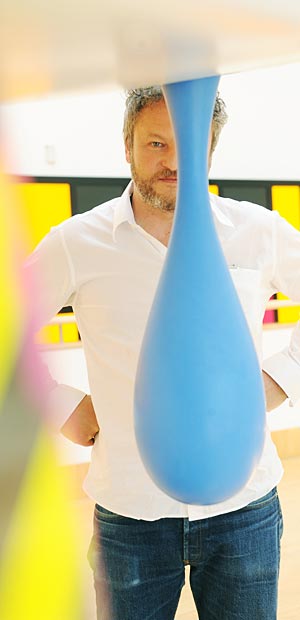 Artikelbild: Tobias Rehberger: "Durch produktive Missverständnisse wird ein Objekt 
eher angereichert, als dass es Qualität verliert." Rehberger (45) unterrichtet seit 1999 Bildhauerei an der 
Städelschule in Frankfurt/Main, deren Prorektor er ist und wo er, bei 
Thomas Bayrle und Martin Kippenberger, einst selbst studierte.  &nbsp;&nbsp;  - Foto: STANDARD/Corn