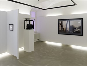 Artikelbild: "Personal Tempest" in der Neuen Galerie Innsbruck mit Arbeiten von 
Catherin Bertola (links) und Eija-Liisa Ahtila.  - Foto: WEST. Fotostudio