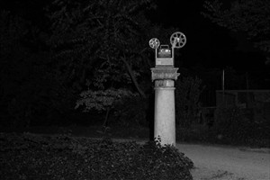 Artikelbild: Der Filmprojektor als eine Art Skulptur mit Ewigkeitsanspruch ist auf 
einem antiken Säulenstück platziert: "Temporary Projections" (2011) von 
David Maljkovic. - Foto: Galerie Kargl 
