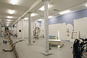 Foto: Redtenbacher Artikelbild: Gischtspritzer oder Wölkchen auf dem Himmelblau des vorherigen Anstrichs
sorgen für eine sphärische Sicht auf die Welt der Ausstellung: "Lucas
Bosch Gelatin", Kunsthalle Krems 2011. - Foto: Redtenbacher