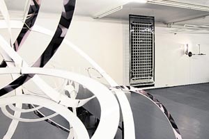 Foto: Michael Michlmayr Artikelbild: Ein Fotogramm wird zum dreidimensionalen Spiralobjekt (vorne):
Ausstellungsansicht "Hans Kuperlwieser", Fotogalerie Wien. - Foto: Michael Michlmayr