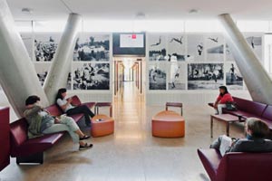 Foto: Hertha Hurnaus Artikelbild: Der Warteraum der Arbeiterkammer Wien mit antiken Fundstücken Céline Duvals. - Foto: Hertha Hurnaus