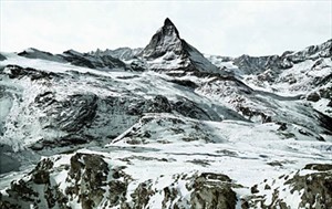 Foto: Hengesbach, Berlin Artikelbild: Der deutsche Fotograf Michael Reisch tilgt jede Spur menschlicher
Anwesenheit aus den alpinen Landschaften. - Foto: Hengesbach, Berlin