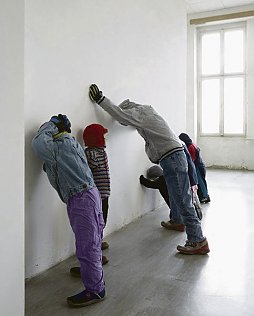 Diese vermeintliche Bettlergruppe, die Iris Kettner aus Altkleidern gefertigt hat, hat in der Berliner U-Bahn sogar Spenden bekommen.