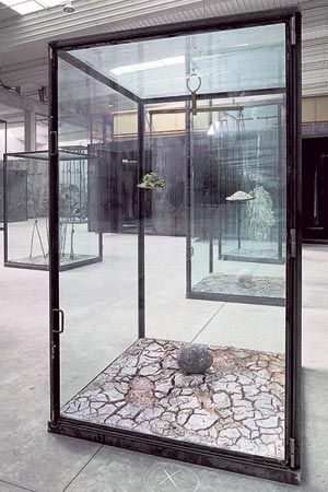 Artikelbild: Der deutsche Künstler Anselm Kiefer huldigt bei Ropac der 
transformatorischen Energie des Wassers: In die Halle der Galerie sind 
die ganz großen Formate des neuen Werkblocks "Alkahest", darunter die 
großen Vitrinen des alchimistischen "Opus magnum", ausgewichen. - Foto: Duprat/Ropac