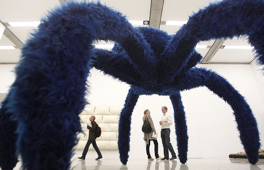 Pino Pascalis gigantische Pl�schspinne "Die blaue Witwe" im Eingangsbereich