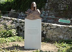 Ein "Ritter" auf dem Schlossberg in Graz. Auf Einladung des "Institut für Kunst im öffentlichen Raum" am Universalmuseum Joanneum präsentiert der Künstler Nasan Tur seine "Unbekannten Ritter"-Installationen an drei Orten in der Stadt Graz. Ein "Ritter" auf dem Schlossberg in Graz. Auf Einladung des "Institut für Kunst im öffentlichen Raum" am Universalmuseum Joanneum präsentiert der Künstler Nasan Tur seine "Unbekannten Ritter"-Installationen an drei Orten in der Stadt Graz.