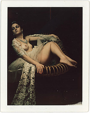 Foto: Kunsthalle Artikelbild: Großzügiges Posieren für Carlo Mollino. - Foto: Kunsthalle