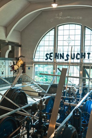 Artikelbild: Installationen von Gudrun Kampl und Michael Kienzer: das alte Kraftwerk 
von Bad Gastein. - Foto: Roske