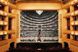 Artikelbild: Hamiltons eiserner Vorhang der 
Wiener Staatsoper, 2001 (Museum in Progress)
&nbsp; - Foto: Mseum in Progress