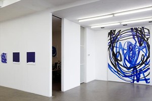 Artikelbild: Otto Zitkos raumsprengende Linienführungen aus dem Arnolfini in Bristol 
wird für die Ausstellung in der Wiener Galerie Krobath von der dritten 
auf die zweite Dimension reduziert.  - Foto: Lisa Rastl