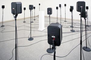 Artikelbild: Klanginstallation von Via Lewandowsky in der Galerie Charim: "Oh tu nove
 
verde". - Foto: Galerie Charim