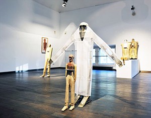 Foto: Mak Artikelbild: Figurative Plastiken zeichnen Walter Pichlers Werk von den 1970er-Jahren
bis heute nach: "Bewegliche Figur" im Organzakleid (1982) und
"Zusammengesetzte Figur" (1999). - Foto: Mak