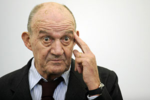 Foto: APA/ROLAND SCHLAGER Artikelbild: Rare Skulpturenschau von Walter Pichler (75). - Foto: APA/ROLAND SCHLAGER