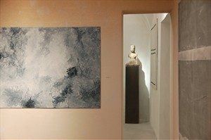 Artikelbild: Einblick in die Mini-Retrospektive von Rudi Stanzel. - Foto: Galerie Hummel