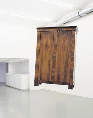 Foto: Galerie Artikelbild: Wer seine Kunstbetrachtung auf die Medien reduziert, wird hier
tatsächlich einen schwebenden Schrank zu erkennen glauben: Mandla
Reuter, "The Agreement", 2011. - Foto: Galerie