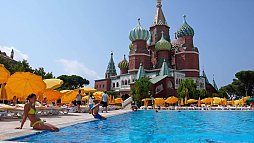 Das Kremlin Palace Hotel in Antalya als Umdeutung und Austauschbarkeit nationaler Ikonen im globalen Zeitalter. Der Kremelin Doppelgänger (2009) wurde hier von Anna Jermolaewa ins Bild gesetzt. Das Kremlin Palace Hotel in Antalya als Umdeutung und Austauschbarkeit nationaler Ikonen im globalen Zeitalter. Der Kremelin Doppelgänger (2009) wurde hier von Anna Jermolaewa ins Bild gesetzt.
