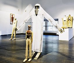Ein Figurenpark im MAK auf der Suche nach Perfektion: der "Herumsteher", die "Zusammengesetzte Figur" (Kopf von Dieter Roth), die "Bewegliche Figur mit Organzakleid", "Kleiner Rumpf" und "Rumpf" (von links nach rechts). Ein Figurenpark im MAK auf der Suche nach Perfektion: der "Herumsteher", die "Zusammengesetzte Figur" (Kopf von Dieter Roth), die "Bewegliche Figur mit Organzakleid", "Kleiner Rumpf" und "Rumpf" (von links nach rechts).