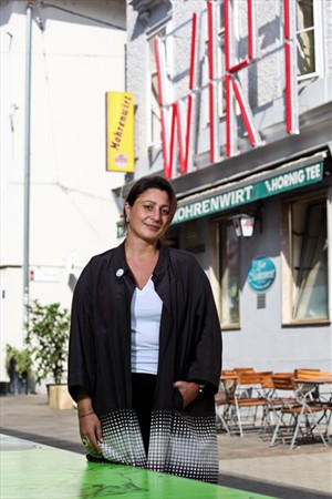 Artikelbild: Intendantin Veronica Kaup-Hasler im Festspielbezirk. Dieser wird von 
Marusa Sagadin mit übermannsgroßen Leuchtschriften markiert.  - Foto: Wolfgang Silveri