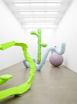 Artikelbild: Angreifen und Begreifen: "Epiphanien" von Franz West in der 
Galerie  
Meyer  Kainer.   - Foto: Galerie Meyer Kainer 