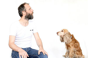 Foto: Grübl Artikelbild: Der mit dem Hund heult: Manfred Grübl. - Foto: Grübl