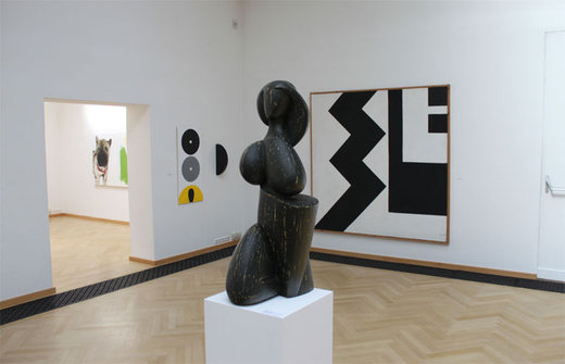 Titanilla Eisenhart trifft ihren Vater Günther Kraus (großes Bild). Davor: eine Holzskulptur von Anton Marcolin (1928-1956) Titanilla Eisenhart trifft ihren Vater Günther Kraus (großes Bild). Davor: eine Holzskulptur von Anton Marcolin (1928-1956)