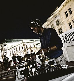 Ein DJ beschallt hier die Terrasse der Albertina. Ein DJ beschallt hier die Terrasse der Albertina.