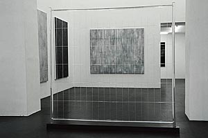 Foto: Wolf Artikelbild: Clemens Wolfs Objekte verschleiern ihre Absichten: In transparentem
Acrylglas gibt dieser Bauzaun vor, "unsichtbar" zu sein. - Foto: Wolf