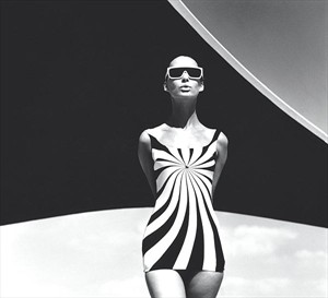 Artikelbild:  F. C. Gundlachs Blick auf einen Op Art-Badeanzug - Foto: APA/F. C. GUNDLACH