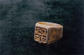 Ring mit dem Wappen von Theresienstadt. / ©Bild: David Peters