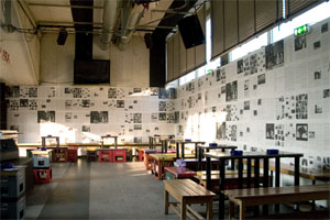 Artikelbild: Manfred Grübl realisierte im Februar 2009 an den Wänden des Fluc eine installative Arbeit.
Nachlese: Kunst im öffentlichen Raum
Stadtsemiotik mit Ortsbezug
Die Stadt als Bildträgerin - Foto: Manfred Grübl